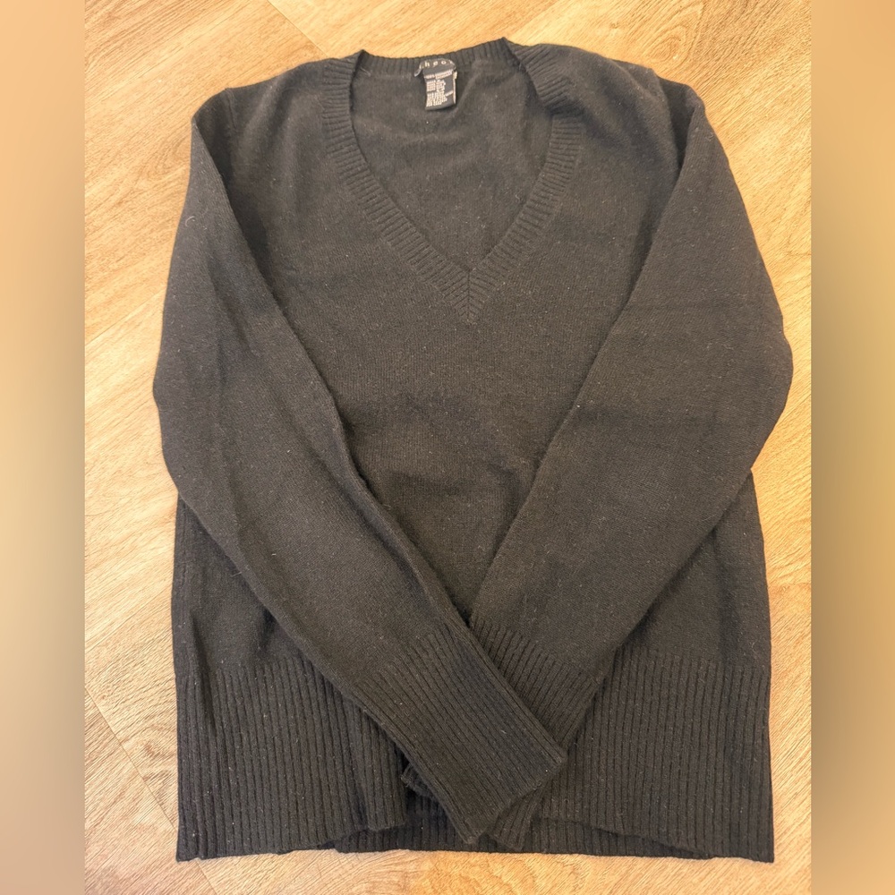 Theory black 100% cashmere fitted v neck sweater size S